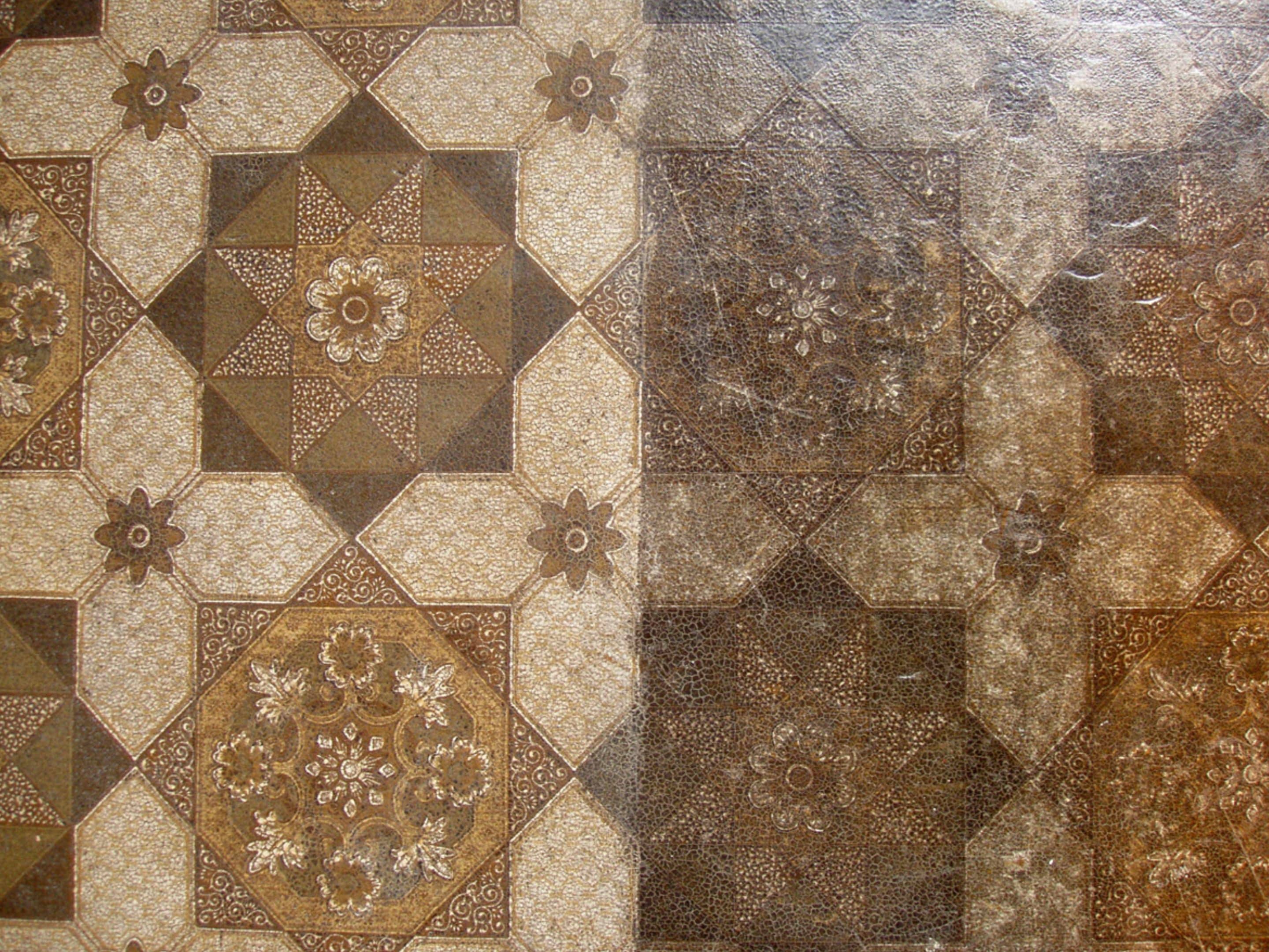 Lahikuva linoleum-lattiasta missa nakyy lattiaa ennen resteurointia eli puhdistamista ja jalkeen puhdistamisen.